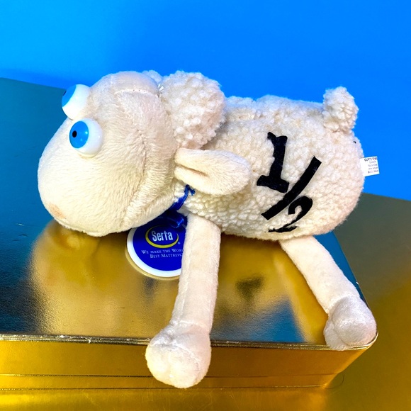 SERTA COUNTING SHEEP 1/2 PLUSH 2000 NWT PLASTIC EYES & NECK TAG WEARING BRACES - Picture 4 of 10